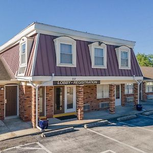 Country Club Inn & Suites
